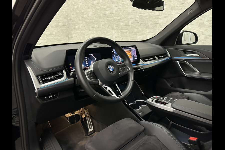 BMW X1 sDrive18i M-Sport | Panorama | Trekhaak | Origineel Nederlands | Sfeerverlichting | Carplay | 19 inch | Getint Glas | DAB | Sportstoelen | Camera | Autom. Achterklep |