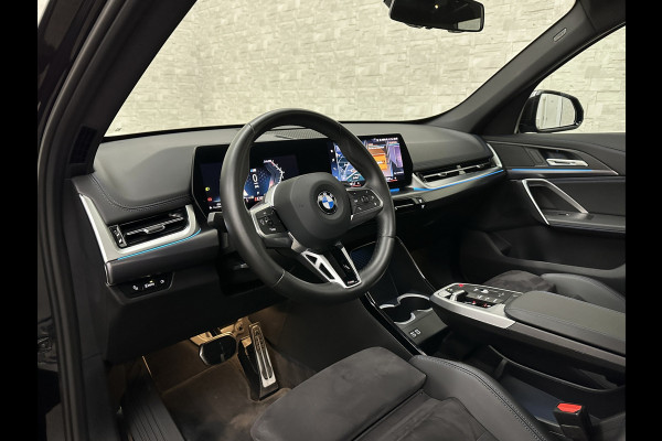 BMW X1 sDrive18i M-Sport | Panorama | Trekhaak | Origineel Nederlands | Sfeerverlichting | Carplay | 19 inch | Getint Glas | DAB | Sportstoelen | Camera | Autom. Achterklep |