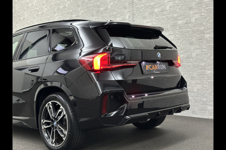 BMW X1 sDrive18i M-Sport | Panorama | Trekhaak | Origineel Nederlands | Sfeerverlichting | Carplay | 19 inch | Getint Glas | DAB | Sportstoelen | Camera | Autom. Achterklep |