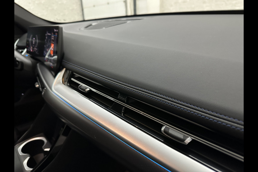 BMW X1 sDrive18i M-Sport | Panorama | Trekhaak | Origineel Nederlands | Sfeerverlichting | Carplay | 19 inch | Getint Glas | DAB | Sportstoelen | Camera | Autom. Achterklep |