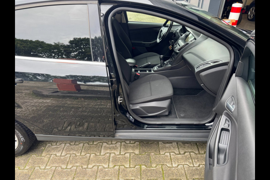 Ford Focus 1.0 Lease Edition / NWE DISTR.RIEM !! / VOORRUITVERW. / ALL-SEASON / CRUISE / BLUET. / CARPLAY / PRIVACY GLASS / '16 !