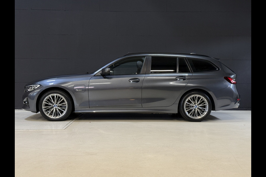 BMW 3 Serie Touring 320e Business Edition Plus | Panoramadak | Wegkl. trekhaak | Vol leder