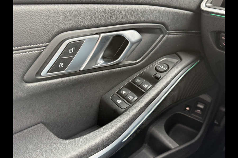 BMW 3 Serie Touring 320e Business Edition Plus | Panoramadak | Wegkl. trekhaak | Vol leder
