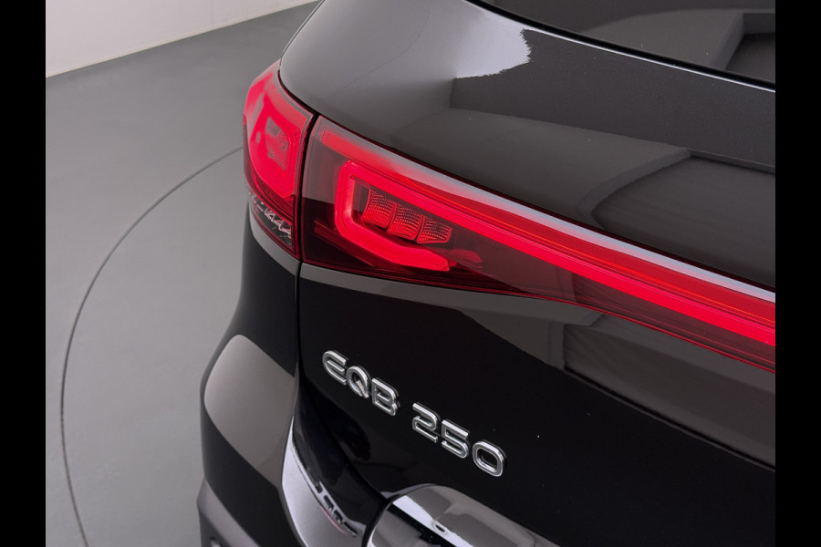 Mercedes-Benz EQB 250 AMG Night Line 7-Persoons Premium plus SOH 95% Panoramadak Adap.Cruise Head-Up Display Lmv 20" Elek.Stoelen+Memory+Verwarmd  Actieve park-assist Licht en zichtpakket Led Privacy Glas DAB 1e Eigenaar Dealeronderhouden Origineel Nederlandse Auto