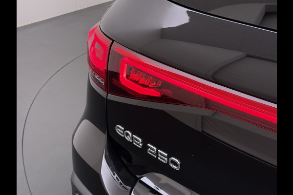 Mercedes-Benz EQB 250 AMG Night Line 7-Persoons Premium plus SOH 95% Panoramadak Adap.Cruise Head-Up Display Lmv 20" Elek.Stoelen+Memory+Verwarmd  Actieve park-assist Licht en zichtpakket Led Privacy Glas DAB 1e Eigenaar Dealeronderhouden Origineel Nederlandse Auto