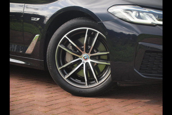 BMW 5 Serie Touring 530e Business Edition Plus | M-Pakket | Head-Up Display | LED-Laser | Camera | Sfeerverlichting | ACC | NL-Auto |