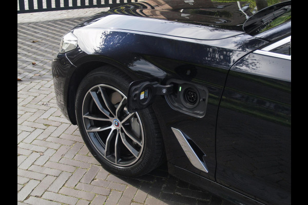 BMW 5 Serie Touring 530e Business Edition Plus | M-Pakket | Head-Up Display | LED-Laser | Camera | Sfeerverlichting | ACC | NL-Auto |