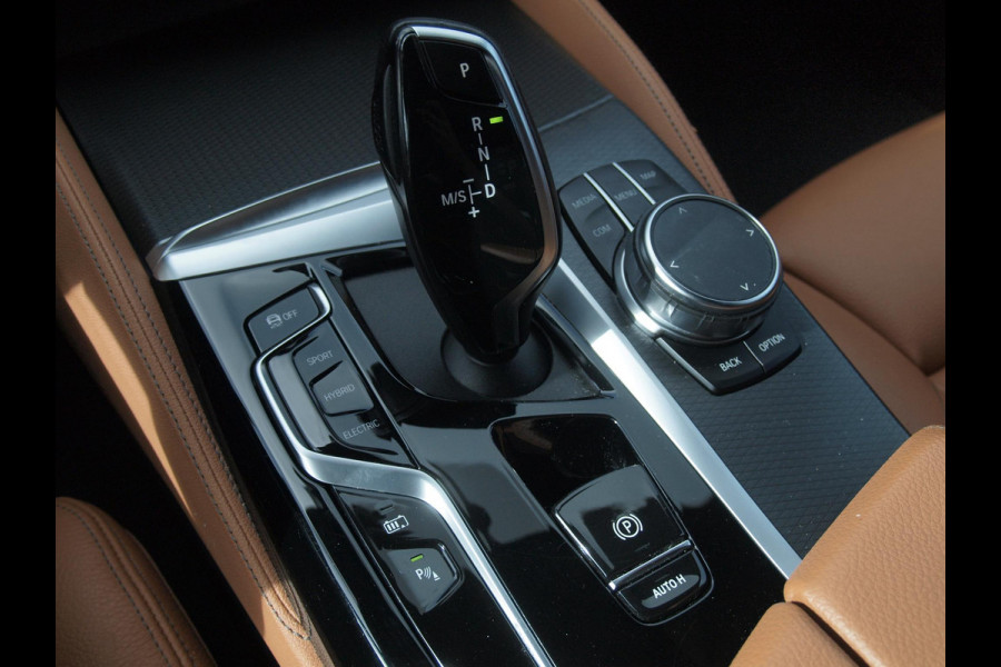 BMW 5 Serie Touring 530e Business Edition Plus | M-Pakket | Head-Up Display | LED-Laser | Camera | Sfeerverlichting | ACC | NL-Auto |