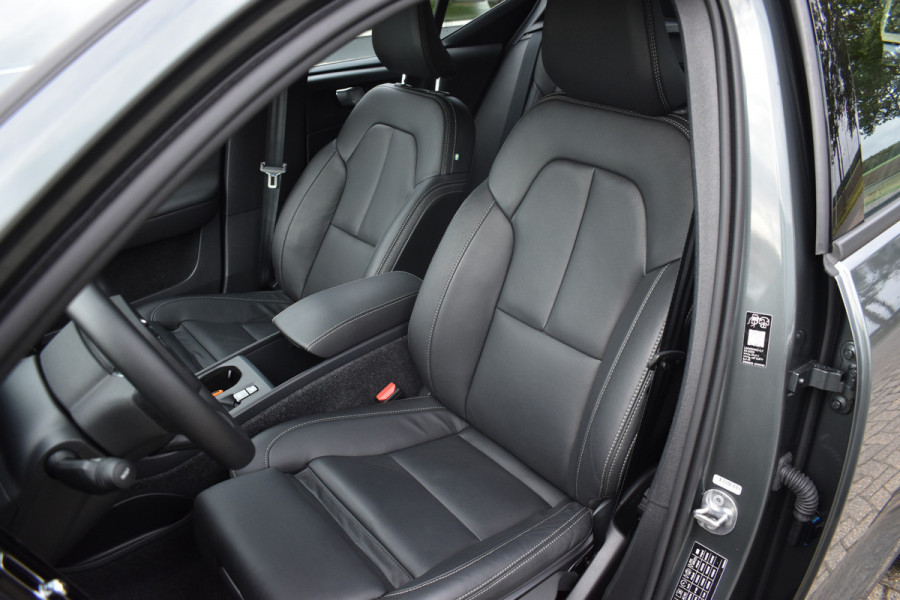 Volvo XC40 B3 Core | Leder |  ACC | Stoel stuurwiel verwarmd | Camera + PDC |