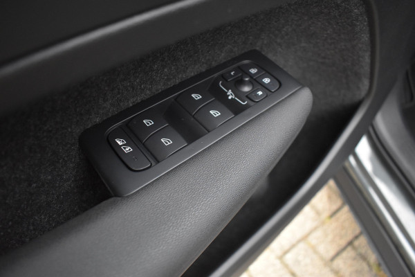 Volvo XC40 B3 Core | Leder |  ACC | Stoel stuurwiel verwarmd | Camera + PDC |