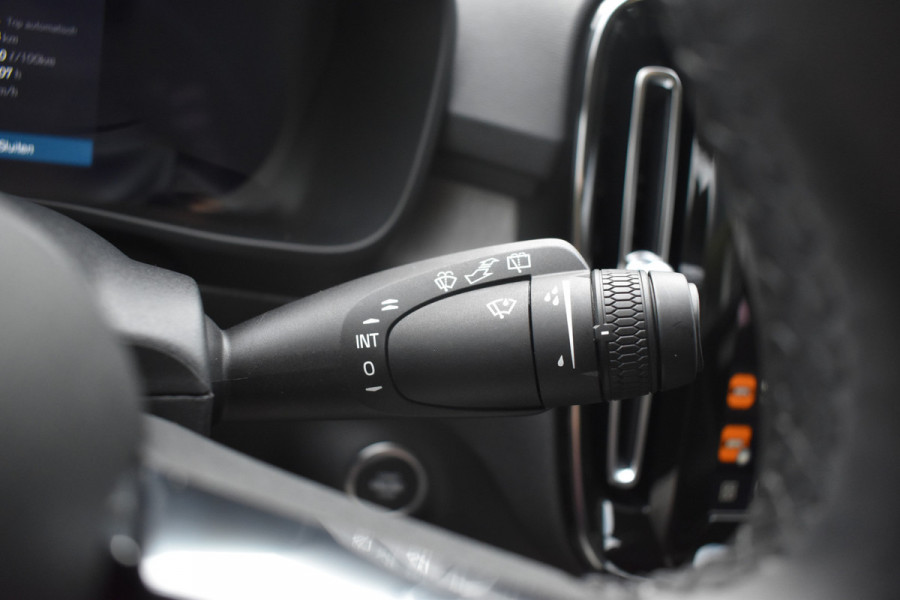Volvo XC40 B3 Core | Leder |  ACC | Stoel stuurwiel verwarmd | Camera + PDC |