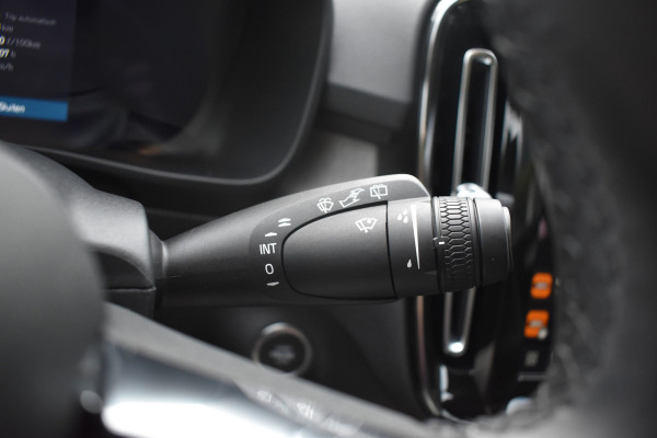 Volvo XC40 B3 Core | Leder |  ACC | Stoel stuurwiel verwarmd | Camera + PDC |