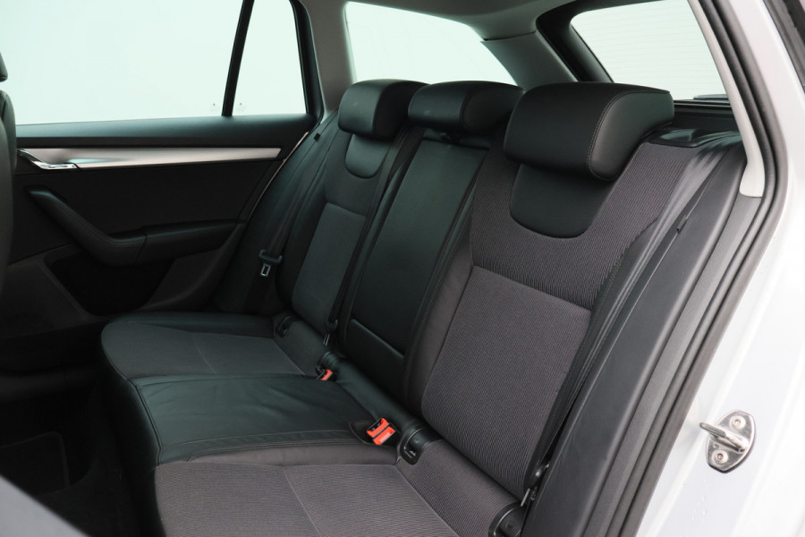 Škoda Octavia Combi 1.5 TSI DSG Greentech Business Edition Camera, Apple Carplay, Trekhaak, Climate, Stoelverwarming, PDC
