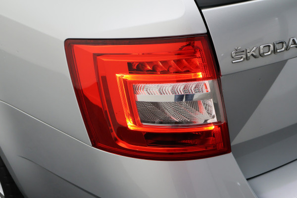 Škoda Octavia Combi 1.5 TSI DSG Greentech Business Edition Camera, Apple Carplay, Trekhaak, Climate, Stoelverwarming, PDC