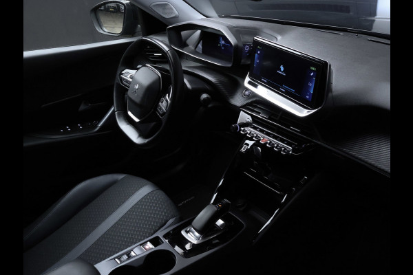 Peugeot e-2008 EV Allure 50 kWh Sport SOH 90% (APPLE CARPLAY,NAVI,CAMERA,PDC,CLIMTE,CRUISE,LED,SPORTSTOELEN,LM VELGEN,NETTE STAAT)