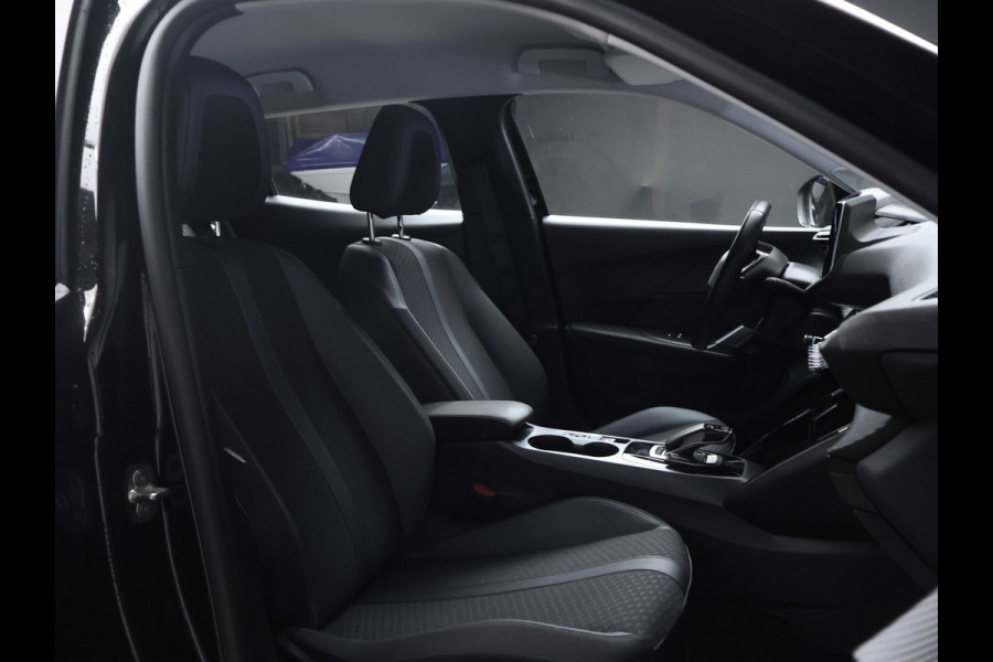 Peugeot e-2008 EV Allure 50 kWh Sport SOH 90% (APPLE CARPLAY,NAVI,CAMERA,PDC,CLIMTE,CRUISE,LED,SPORTSTOELEN,LM VELGEN,NETTE STAAT)