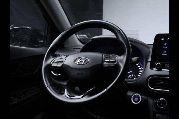 Hyundai Kona 1.6 GDI HEV Fashion Sport (APPLE CARPLAY,HEAD-UP DISPLAY,NAVI,CAMERA,PDC,CRUISE,GETINT,LED,SPORTSTOELEN,LM VELGEN)