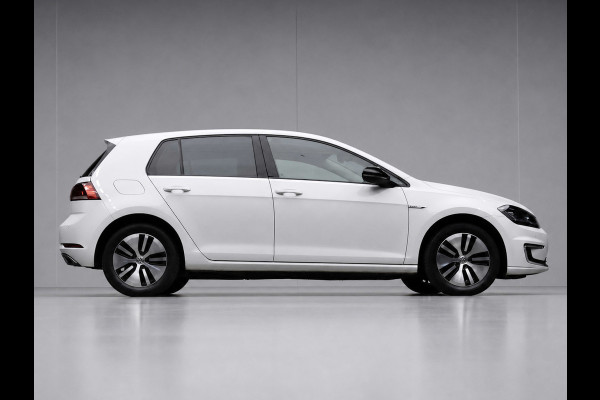 Volkswagen e-Golf Sport (APPLE CARPLAY,NAVI,CAMERA,PDC,STOELVERWARMING,CLIMATE,CRUISE,LED,GETINT,SPORTSTOELEN,LM VELGEN)