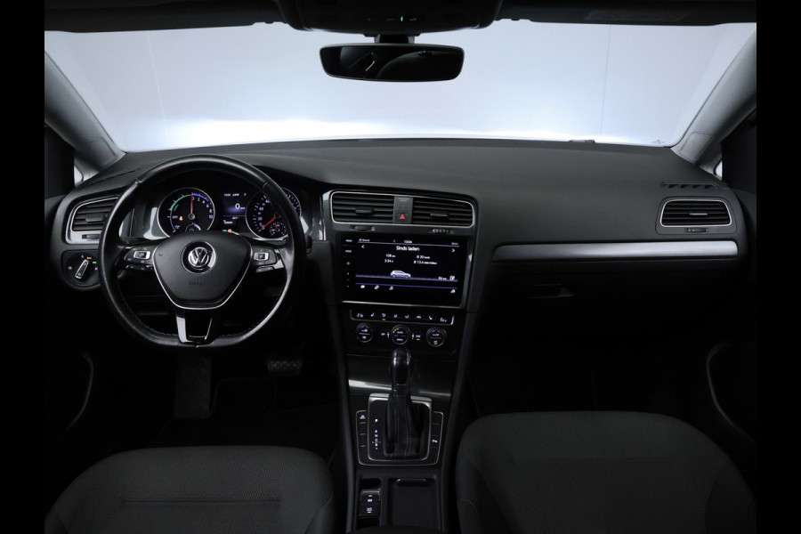 Volkswagen e-Golf Sport (APPLE CARPLAY,NAVI,CAMERA,PDC,STOELVERWARMING,CLIMATE,CRUISE,LED,GETINT,SPORTSTOELEN,LM VELGEN)