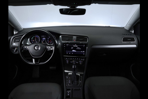 Volkswagen e-Golf Sport (APPLE CARPLAY,NAVI,CAMERA,PDC,STOELVERWARMING,CLIMATE,CRUISE,LED,GETINT,SPORTSTOELEN,LM VELGEN)
