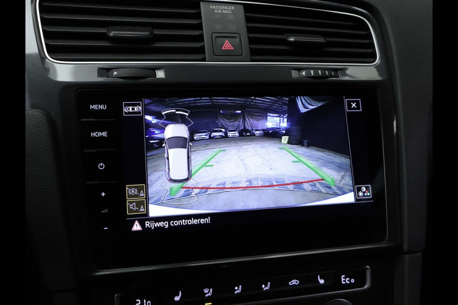 Volkswagen e-Golf Sport (APPLE CARPLAY,NAVI,CAMERA,PDC,STOELVERWARMING,CLIMATE,CRUISE,LED,GETINT,SPORTSTOELEN,LM VELGEN)