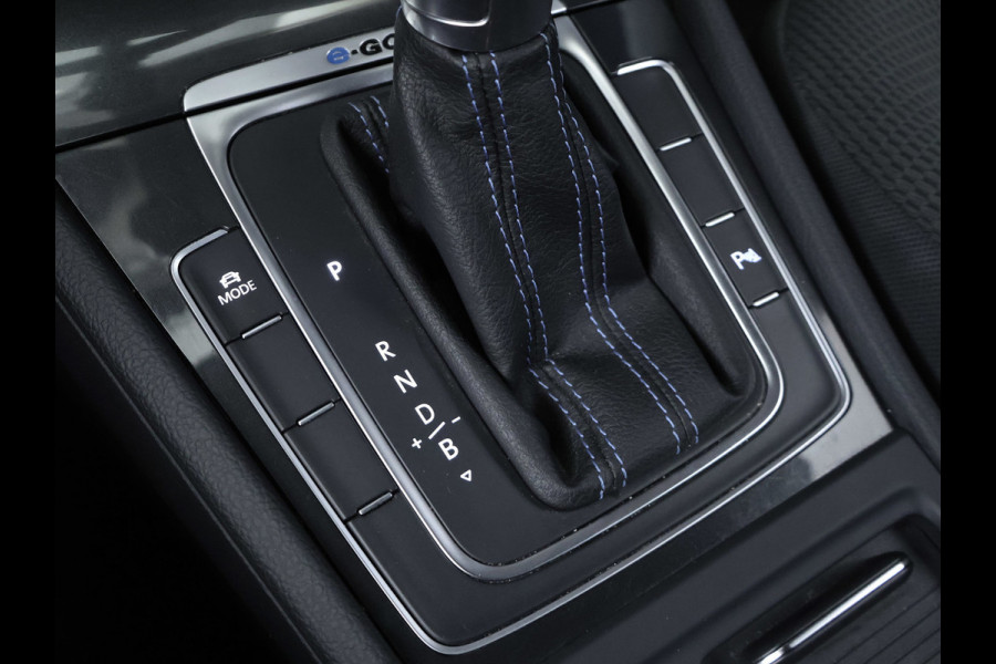 Volkswagen e-Golf Sport (APPLE CARPLAY,NAVI,CAMERA,PDC,STOELVERWARMING,CLIMATE,CRUISE,LED,GETINT,SPORTSTOELEN,LM VELGEN)