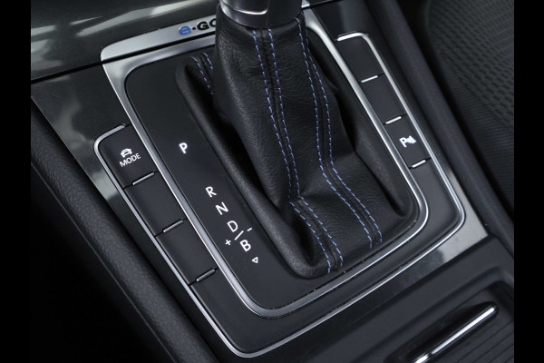 Volkswagen e-Golf Sport (APPLE CARPLAY,NAVI,CAMERA,PDC,STOELVERWARMING,CLIMATE,CRUISE,LED,GETINT,SPORTSTOELEN,LM VELGEN)
