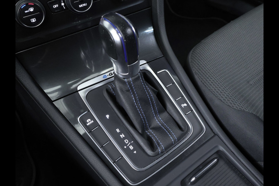 Volkswagen e-Golf Sport (APPLE CARPLAY,NAVI,CAMERA,PDC,STOELVERWARMING,CLIMATE,CRUISE,LED,GETINT,SPORTSTOELEN,LM VELGEN)