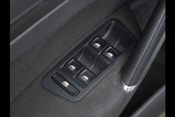 Volkswagen e-Golf Sport (APPLE CARPLAY,NAVI,CAMERA,PDC,STOELVERWARMING,CLIMATE,CRUISE,LED,GETINT,SPORTSTOELEN,LM VELGEN)