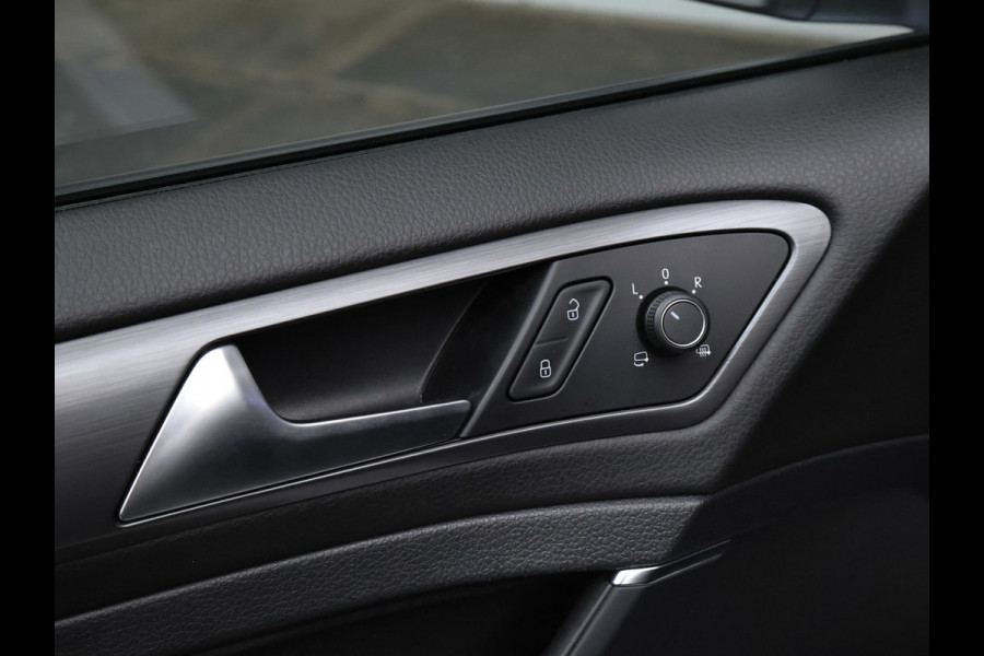 Volkswagen e-Golf Sport (APPLE CARPLAY,NAVI,CAMERA,PDC,STOELVERWARMING,CLIMATE,CRUISE,LED,GETINT,SPORTSTOELEN,LM VELGEN)