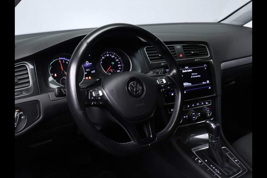 Volkswagen e-Golf Sport (APPLE CARPLAY,NAVI,CAMERA,PDC,STOELVERWARMING,CLIMATE,CRUISE,LED,GETINT,SPORTSTOELEN,LM VELGEN)
