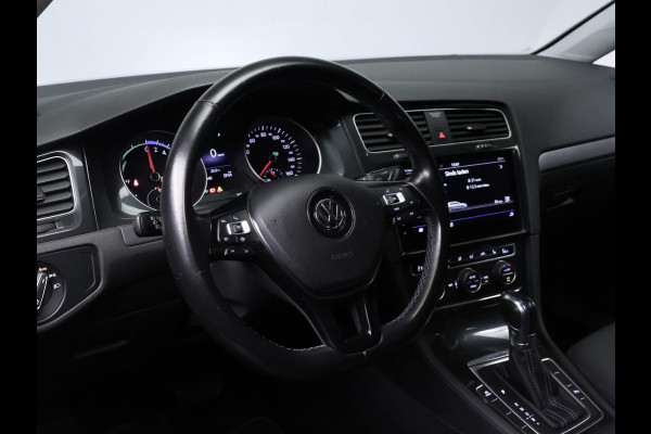 Volkswagen e-Golf Sport (APPLE CARPLAY,NAVI,CAMERA,PDC,STOELVERWARMING,CLIMATE,CRUISE,LED,GETINT,SPORTSTOELEN,LM VELGEN)