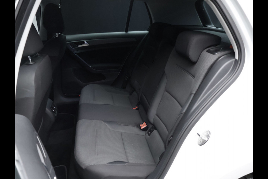 Volkswagen e-Golf Sport (APPLE CARPLAY,NAVI,CAMERA,PDC,STOELVERWARMING,CLIMATE,CRUISE,LED,GETINT,SPORTSTOELEN,LM VELGEN)