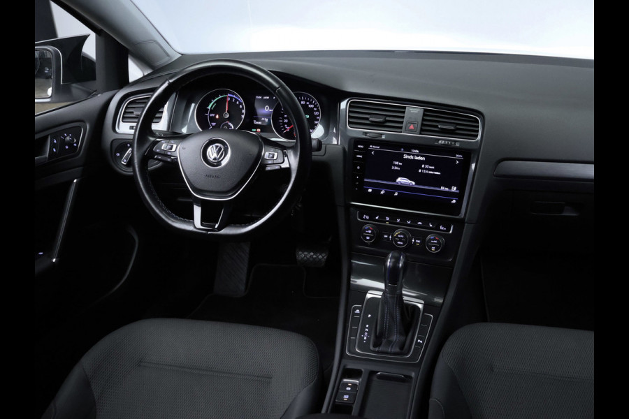 Volkswagen e-Golf Sport (APPLE CARPLAY,NAVI,CAMERA,PDC,STOELVERWARMING,CLIMATE,CRUISE,LED,GETINT,SPORTSTOELEN,LM VELGEN)