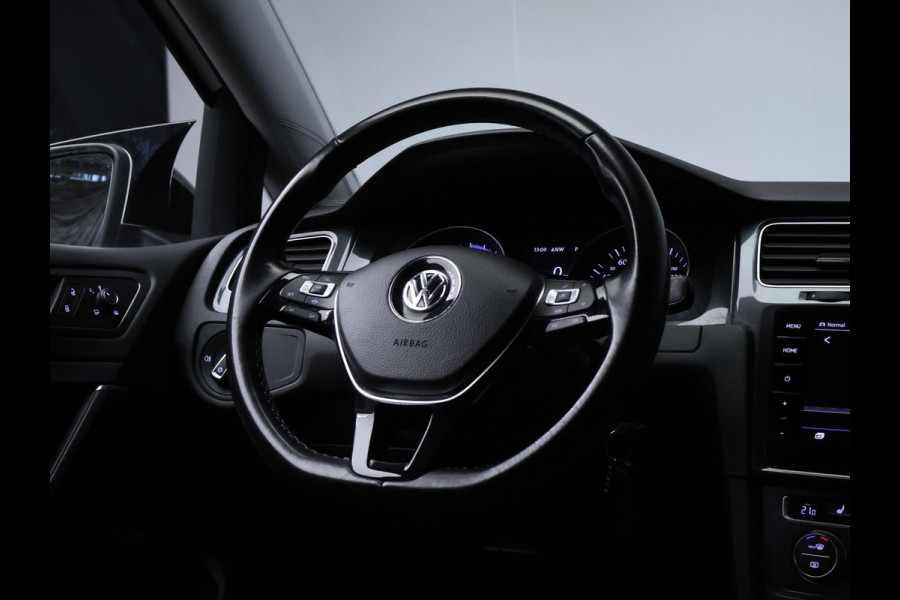 Volkswagen e-Golf Sport (APPLE CARPLAY,NAVI,CAMERA,PDC,STOELVERWARMING,CLIMATE,CRUISE,LED,GETINT,SPORTSTOELEN,LM VELGEN)