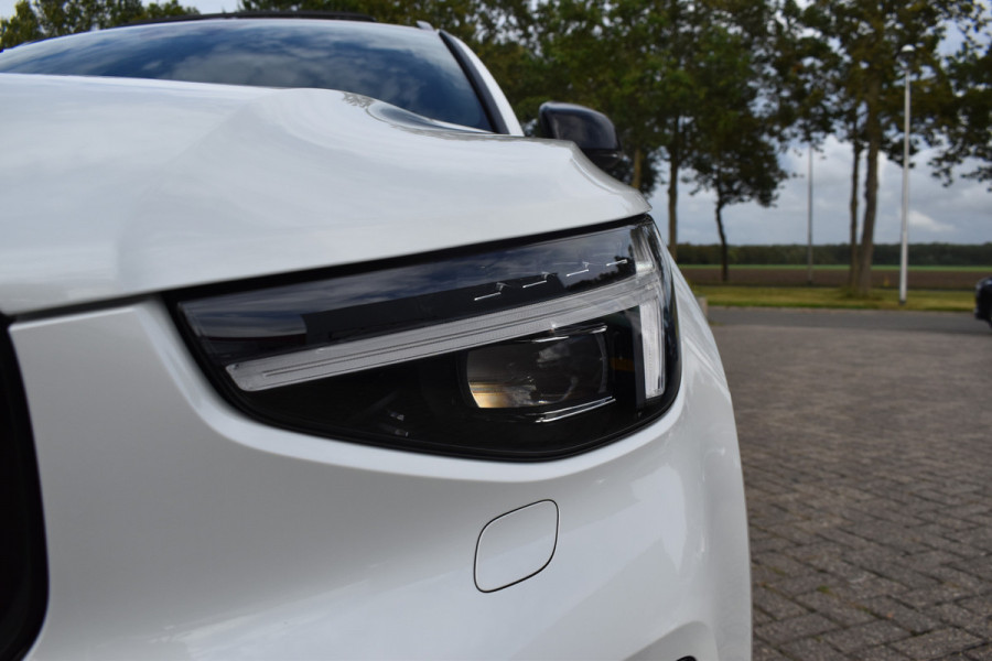Volvo XC40 B4 211PK Plus Dark | ACC | Trekhaak | Schuif/kanteldak | Stoel + Stuur verwarmd | BLIS | Nubuck | El. Stoelen |