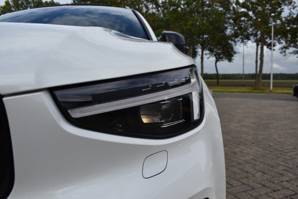 Volvo XC40 B4 211PK Plus Dark | ACC | Trekhaak | Schuif/kanteldak | Stoel + Stuur verwarmd | BLIS | Nubuck | El. Stoelen |
