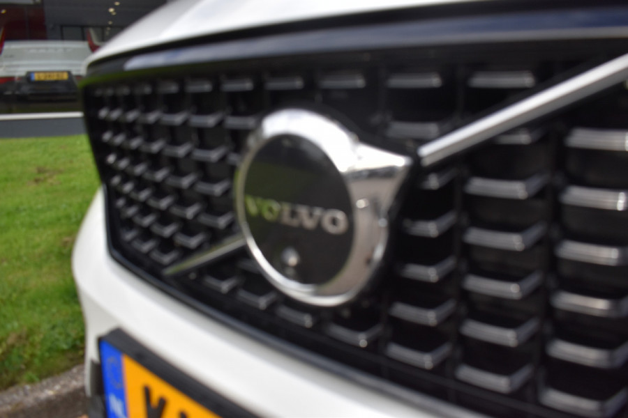 Volvo XC40 B4 211PK Plus Dark | ACC | Trekhaak | Schuif/kanteldak | Stoel + Stuur verwarmd | BLIS | Nubuck | El. Stoelen |