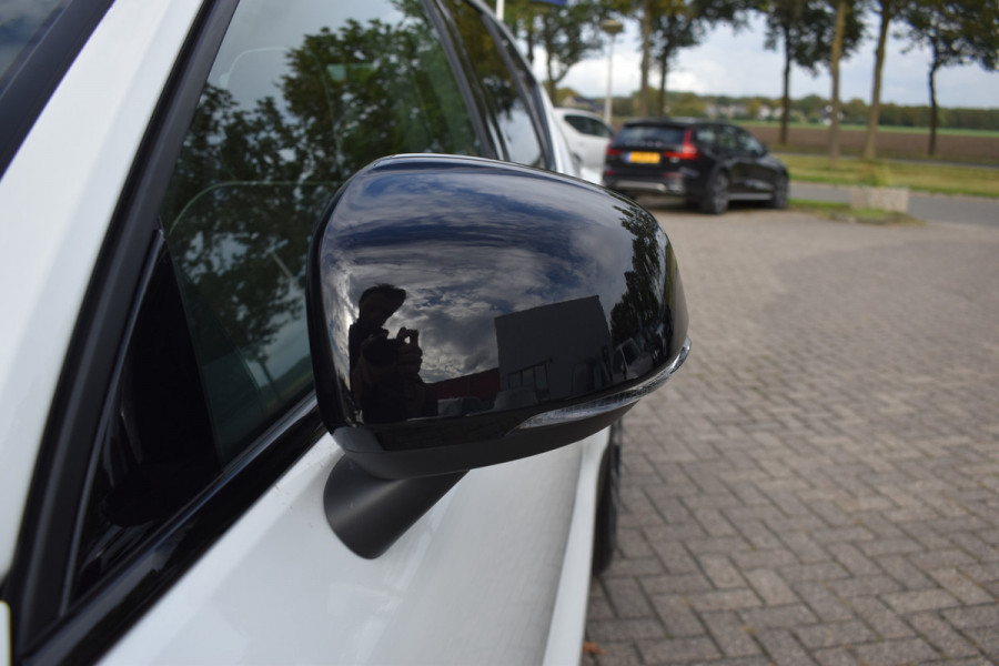 Volvo XC40 B4 211PK Plus Dark | ACC | Trekhaak | Schuif/kanteldak | Stoel + Stuur verwarmd | BLIS | Nubuck | El. Stoelen |