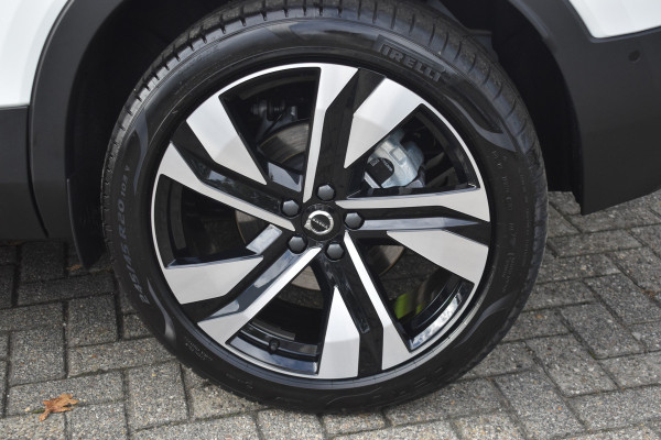 Volvo XC40 B4 211PK Plus Dark | ACC | Trekhaak | Schuif/kanteldak | Stoel + Stuur verwarmd | BLIS | Nubuck | El. Stoelen |