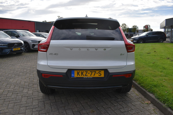 Volvo XC40 B4 211PK Plus Dark | ACC | Trekhaak | Schuif/kanteldak | Stoel + Stuur verwarmd | BLIS | Nubuck | El. Stoelen |