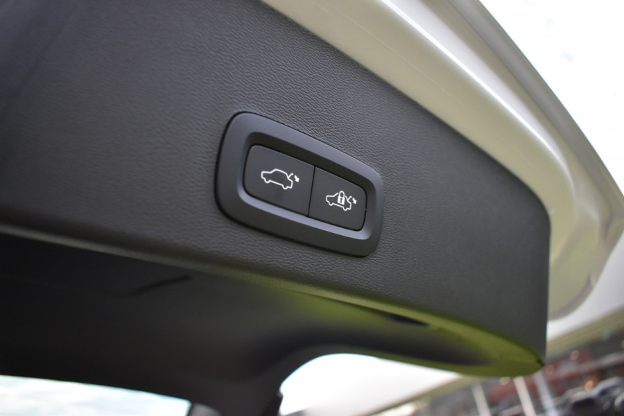 Volvo XC40 B4 211PK Plus Dark | ACC | Trekhaak | Schuif/kanteldak | Stoel + Stuur verwarmd | BLIS | Nubuck | El. Stoelen |