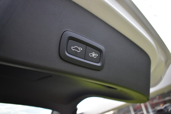 Volvo XC40 B4 211PK Plus Dark | ACC | Trekhaak | Schuif/kanteldak | Stoel + Stuur verwarmd | BLIS | Nubuck | El. Stoelen |