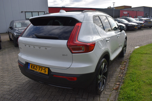 Volvo XC40 B4 211PK Plus Dark | ACC | Trekhaak | Schuif/kanteldak | Stoel + Stuur verwarmd | BLIS | Nubuck | El. Stoelen |