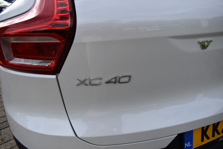 Volvo XC40 B4 211PK Plus Dark | ACC | Trekhaak | Schuif/kanteldak | Stoel + Stuur verwarmd | BLIS | Nubuck | El. Stoelen |