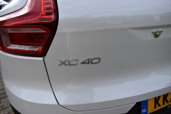 Volvo XC40 B4 211PK Plus Dark | ACC | Trekhaak | Schuif/kanteldak | Stoel + Stuur verwarmd | BLIS | Nubuck | El. Stoelen |