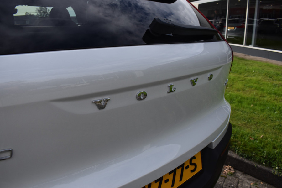 Volvo XC40 B4 211PK Plus Dark | ACC | Trekhaak | Schuif/kanteldak | Stoel + Stuur verwarmd | BLIS | Nubuck | El. Stoelen |