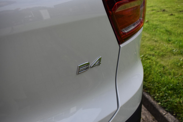 Volvo XC40 B4 211PK Plus Dark | ACC | Trekhaak | Schuif/kanteldak | Stoel + Stuur verwarmd | BLIS | Nubuck | El. Stoelen |