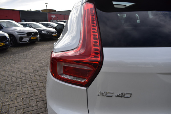 Volvo XC40 B4 211PK Plus Dark | ACC | Trekhaak | Schuif/kanteldak | Stoel + Stuur verwarmd | BLIS | Nubuck | El. Stoelen |