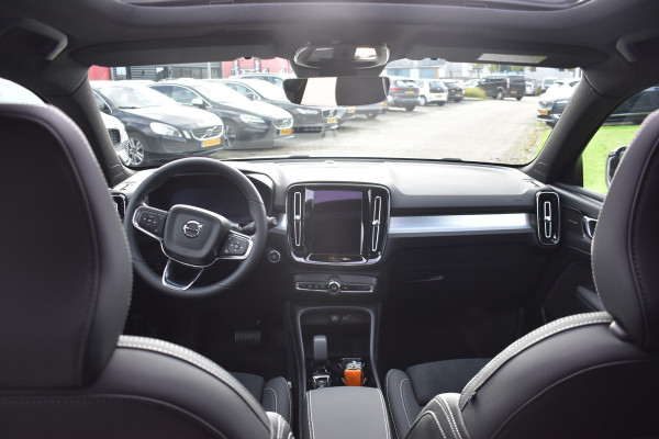 Volvo XC40 B4 211PK Plus Dark | ACC | Trekhaak | Schuif/kanteldak | Stoel + Stuur verwarmd | BLIS | Nubuck | El. Stoelen |